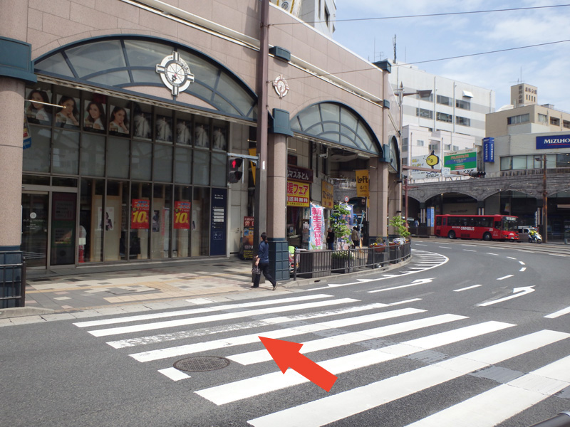 山形屋側のアーケードへの横断歩道